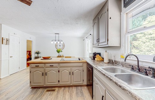 Demorest Cabin | Beautiful cabin with large front porch, river access & peaceful surroundings