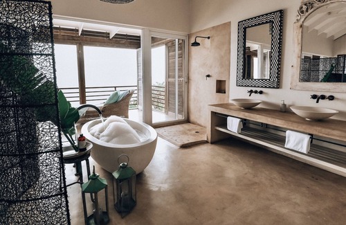 Salt Rock House | Beautiful Californian style Beach House overlooking the Indian Ocean.