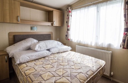 Hopton on Sea House | Beautiful caravan for to hire at Hopton Haven park in Norfolk ref 80027T