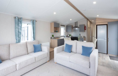 Dunbar House | Beautiful caravan with patio doors leading to decking 10 mins drive to Dunbar