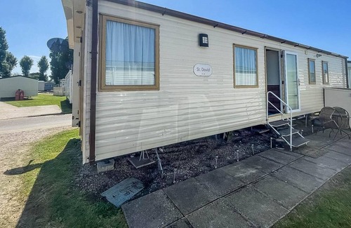 Felixstowe House | Beautiful caravan with WiFi at Felixstowe Beach Holiday Park ref 55001SW