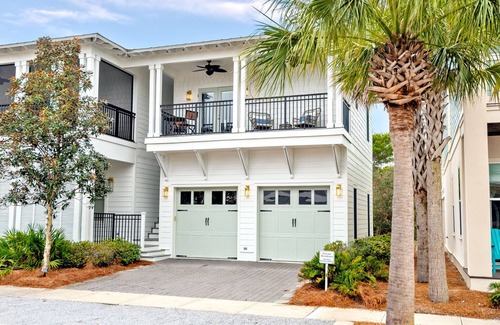 Alys Beach House | BEAUTIFUL Carriage House in Seacrest, Sleeps 4! HUGE POOL & FREE TRAM SERVICE!