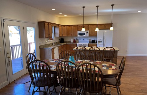 Caryville House | Beautiful cedar home 5 bed 3 bath w/whirlpool tub 2 mile from Twin cove marina