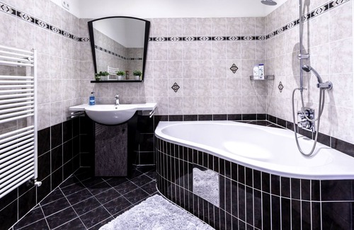 Rudolfsheim-Funfhaus Apartment | Beautiful Central Apartment,Next To U-Station with Inner Garden