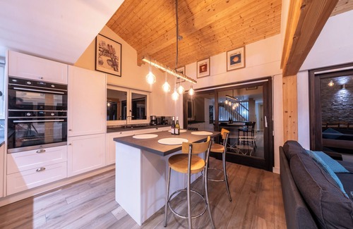 Les Carroz-d'Araches Ski Chalet | Beautiful chalet & apartment - great location close to piste, gondola and town