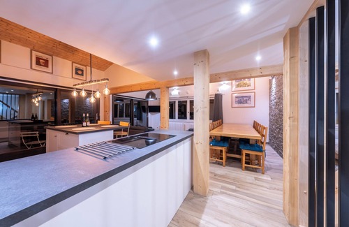 Les Carroz-d'Araches Ski Chalet | Beautiful chalet & apartment - great location close to piste, gondola and town