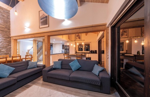 Les Carroz-d'Araches Ski Chalet | Beautiful chalet & apartment - great location close to piste, gondola and town