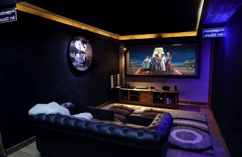Les Bruyeres Ski Chalet | Beautiful chalet -central Les Menuires - Jacuzzi-sauna-hammam and cinema room