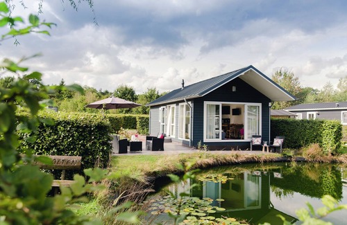 Municipality of Rijssen-Holten Ski Chalet | Beautiful chalet in a holiday park by a pond