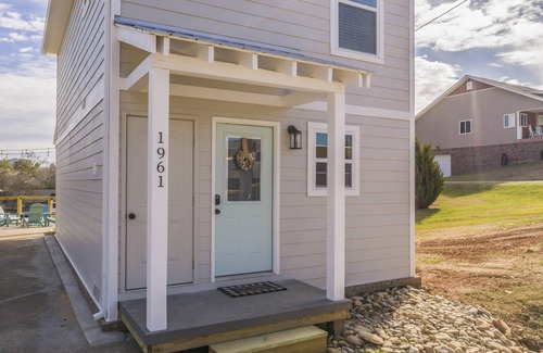 Bean Station Cottage | Beautiful Cherokee Lake Cozy Cottage 2 bed - 2 1/2 Bath, all new!