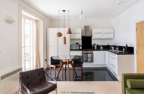 Exeter Apartment | Beautiful City Centre Flat With Parking