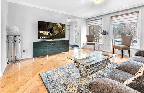 Erin Mills House | Beautiful clean single detached home, 3brm with king bed and 4pc ensuite,