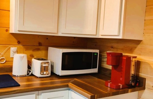 West Hants Cottage | Beautiful Cottage w/Firepit Bbq,close to lakes,vineyards,zipline & Ski Martock