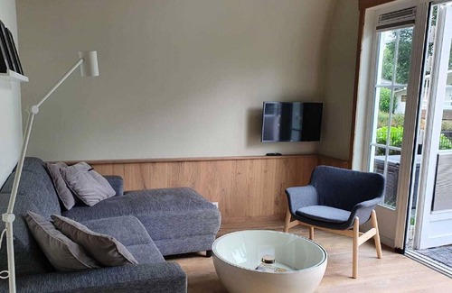 De Bult House | Beautiful cottage on the pond, in a holiday park not far from Giethoorn