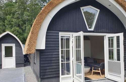 De Bult House | Beautiful cottage on the pond, in a holiday park not far from Giethoorn