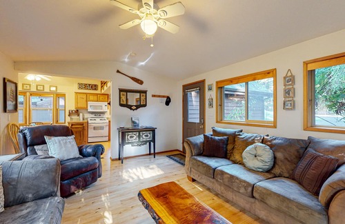 Brookings Cabin | Beautiful coastal cabin with private hot tub, gas grill & scenic deck space