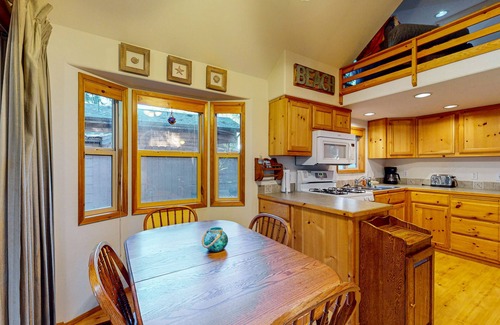 Brookings Cabin | Beautiful coastal cabin with private hot tub, gas grill & scenic deck space