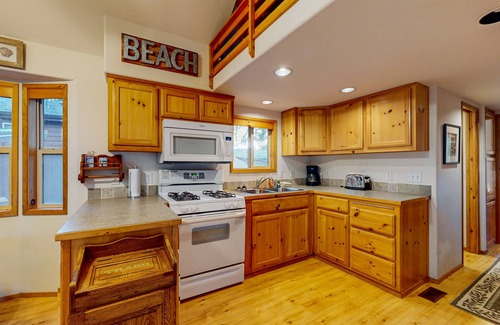 Brookings Cabin | Beautiful coastal cabin with private hot tub, gas grill & scenic deck space