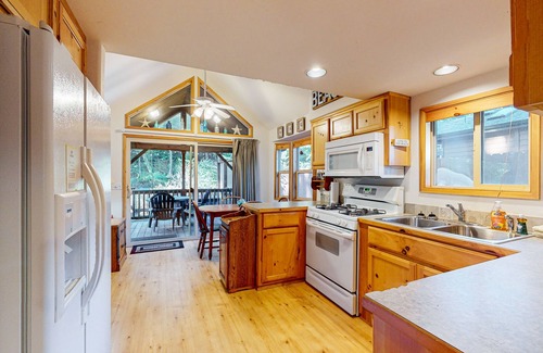 Brookings Cabin | Beautiful coastal cabin with private hot tub, gas grill & scenic deck space