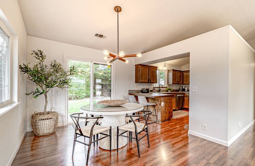 McKinleyville House | Beautiful coastal home near Redwoods with fast WiFi, large backyard, W/D & patio