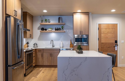 Tamarack Resort Condo | Beautiful Condo| Great Plaza view PET FRIENDLY