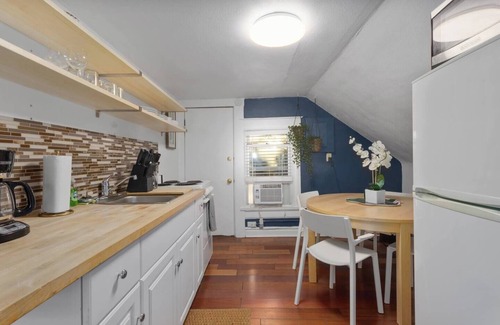 Southmoreland Apartment | Beautiful Condo In Historic Triplex! 11