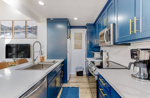 Kings Beach Condo | Beautiful condo with modern appliances, two decks, and shared pool