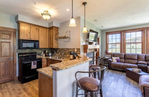 Granby Apartment | Beautiful Condo with Mountain views