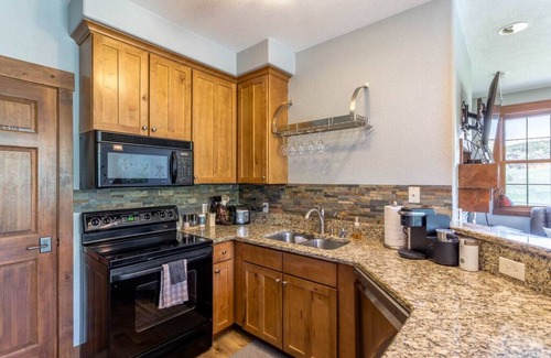 Granby Apartment | Beautiful Condo with Mountain views