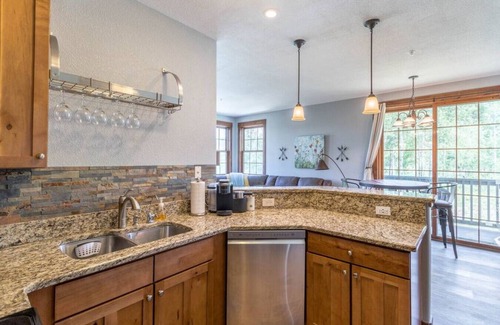 Granby Apartment | Beautiful Condo with Mountain views