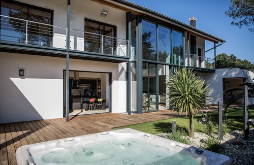 Soorts-Hossegor Villa | Beautiful contemporary villa between lake and ocean. Free wifi.