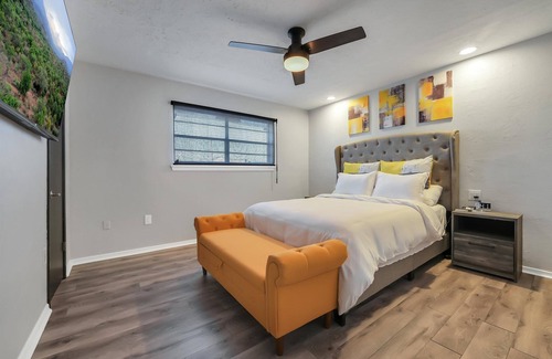 Lawton Apartment | Beautiful Contemporary Suite #04