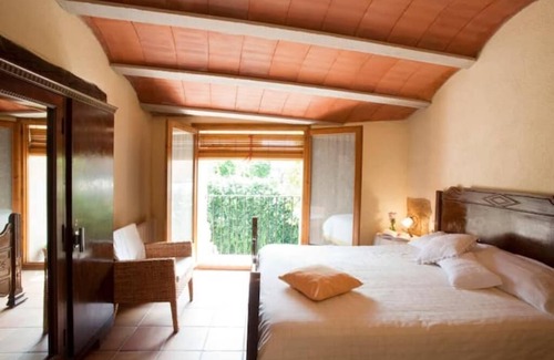 Subirats House | Beautiful Cottage in Wine Area