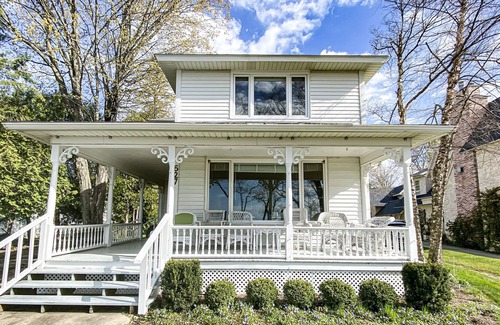 Harbor Springs Cottage | Beautiful cottage on East Bluff drive with a fantastic view!