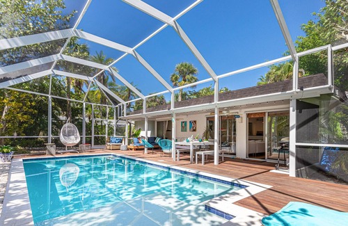 Sanctuary Cottage | Beautiful Cottage Canal Front&Boat Dock