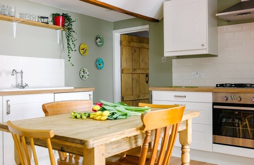 Christchurch Cottage | Beautiful Cottage In The Heart Of Christchurch with Parking