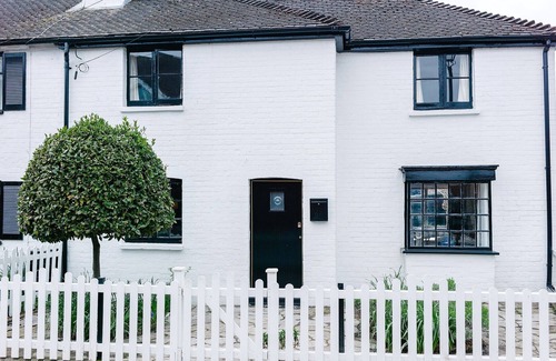 Christchurch Cottage | Beautiful Cottage In The Heart Of Christchurch with Parking
