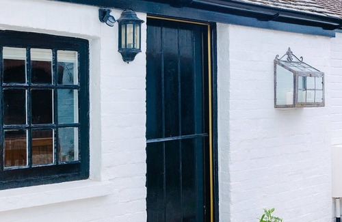 Christchurch Cottage | Beautiful Cottage In The Heart Of Christchurch with Parking
