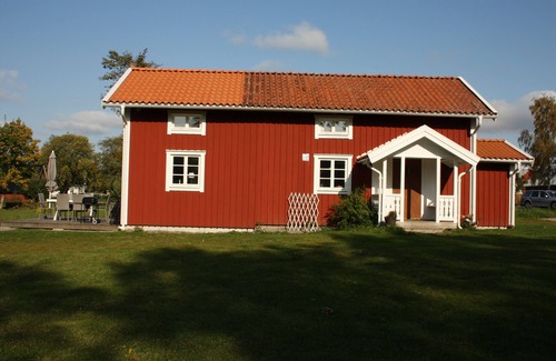 Vrigstad House | Beautiful cottage just 60 meters from the lake, Timber cottage