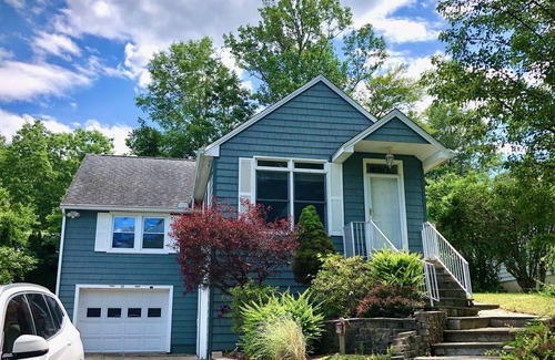 Winchester House | Beautiful Cottage on the Number One Lake in CT