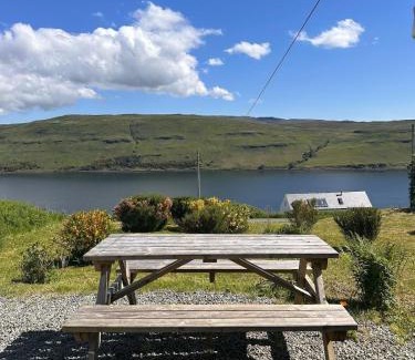 Beinn Orasaigh House | Beautiful Cottage with Stunning Views Carbost Skye