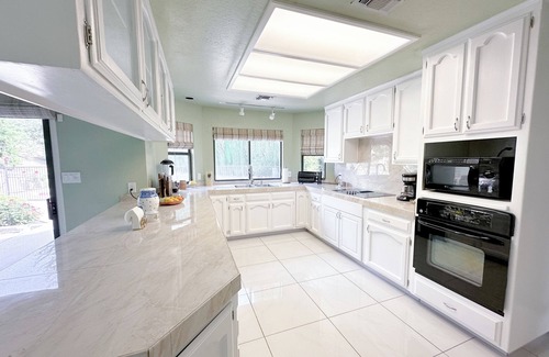 Bakersfield House | Beautiful Country Club Pool Home, Fenced Yard, Pets and children Welcome!