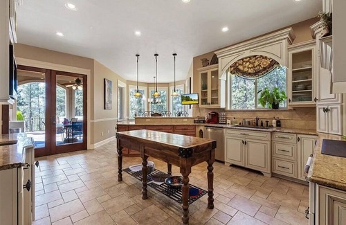 Thorpe Westwood Villa | Beautiful Country Villa on 5 acres, 5 minutes to downtown