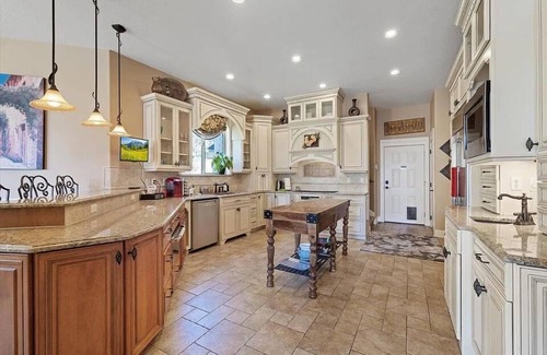 Thorpe Westwood Villa | Beautiful Country Villa on 5 acres, 5 minutes to downtown
