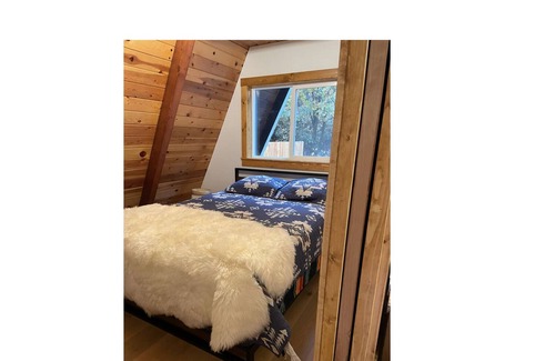 Tidewater Cabin | Beautiful, cozy A-Frame cabin right on the Alsea River!!