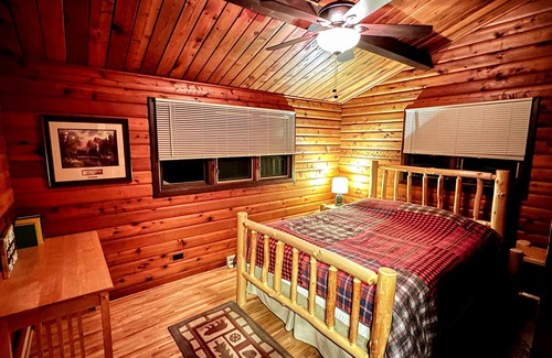 Town of Wausau Cabin | Beautiful, Cozy and Secluded Log Home -A Wausau Favorite! Now w/High Speed WiFi