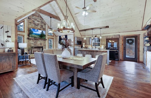 Blue Ridge Cabin | Beautiful, Cozy Cabin, Minutes From Downtown Blue Ridge and Lake Blue Ridge!