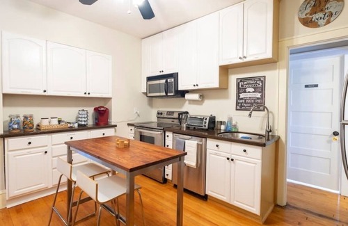 Powderhorn House | Beautiful Cozy House - Historic & Modern! Sleeps 10 - Large Backyard | Garage