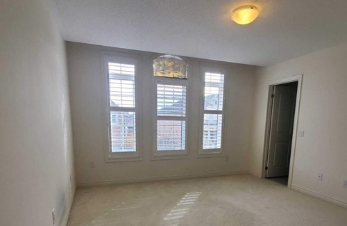 Brampton House | Beautiful, cozy, modern 4 bedroom house in the heart of Brampton