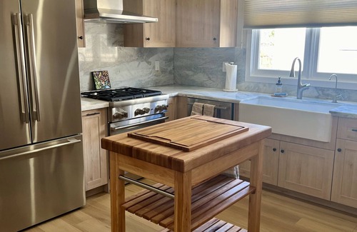 Bluff Heights House | Beautiful Craftsman home, Completely Remodeled, Walk to park & beach, w/PARKING